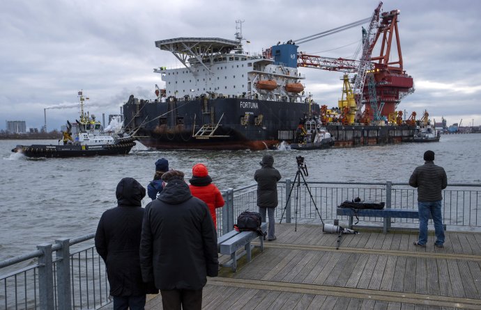 Ruská loď Fortuna počas prác na dokončení Nord Streamu 2. Foto - TASR/AP