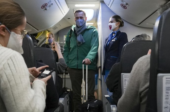 Navaľnyj na palube lietadla ruskej spoločnosti Pobeda, ktorým odletel z Berlína do Moskvy. Foto - TASR/AP