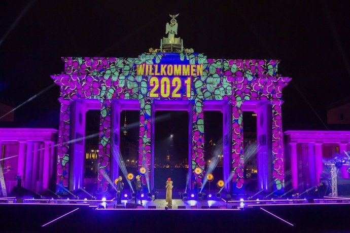 Na snímke projekcia na Brandenburskej bráne počas novoročných osláv 31. decembra 2020 v Berlíne. Foto – TASR/AP