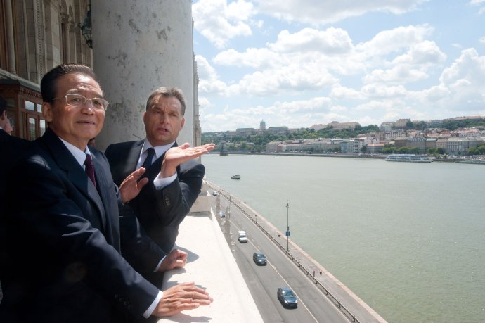 Čínsky premiér Wen Ťia-pao sa v sprievode maďarského premiér Viktora Orbána rozhliada z balkóna budovy parlamentu v Budapešti 25. júna 2011. Foto - TASR/AP
