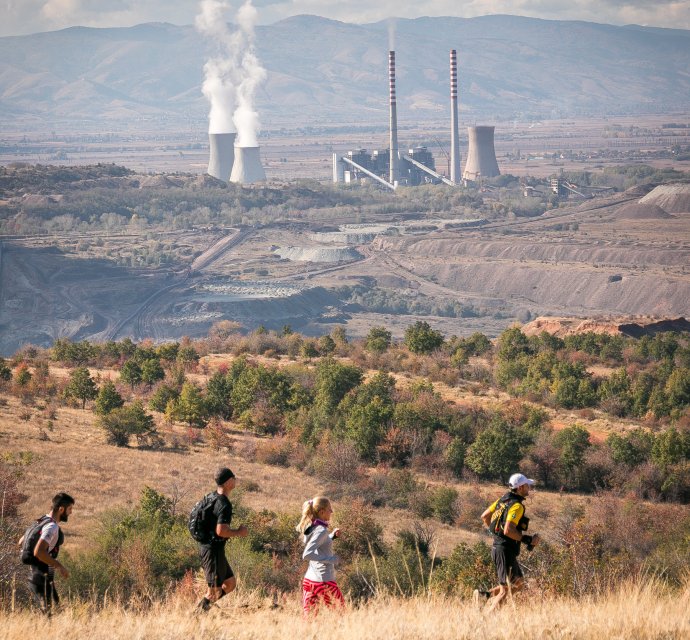Skupina bežcov sa rozhodla zabehnúť trasu okolo uhoľnej elektrárne v Severnom Macedónsku, aby poukázali na znečistenie ovzdušia v okolí. Foto - CEE Bankwatch