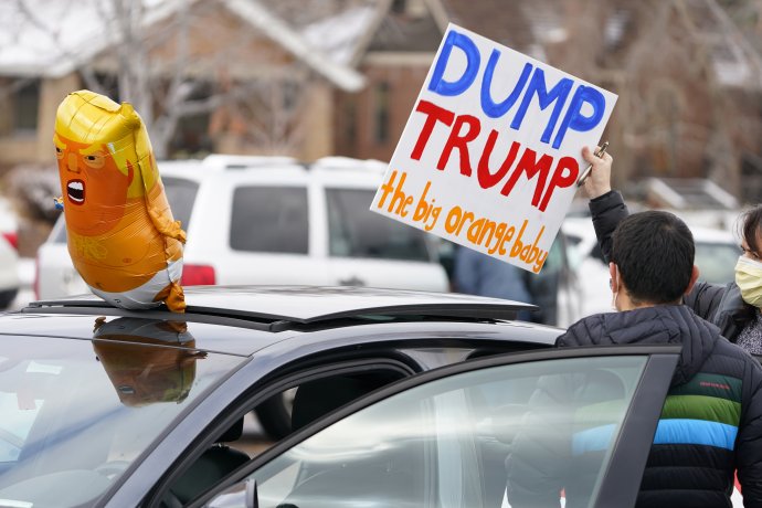 Fotografia z nedeľného protestu proti Trumpovi. Foto - TASR/AP