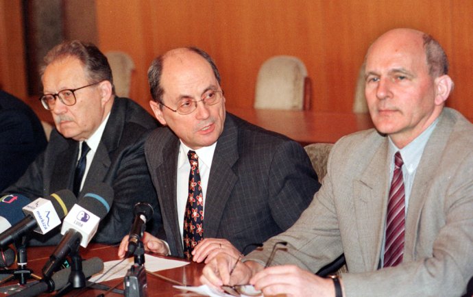 Anton Neuwirth, Ján Čarnogurský a František Mikloško na tlačovej konferencii KDH v roku 2000. Foto - TASR