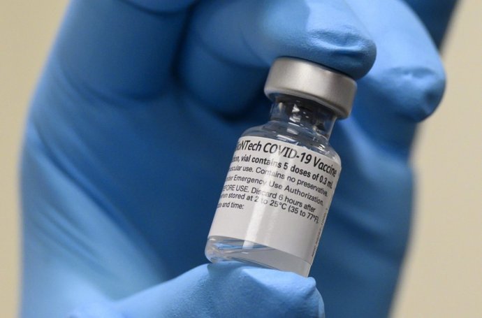 Ampulka s vakcínou od spoločností Pfizer a BioNTech. Foto - Lisa Ferdinando, Ministerstvo obrany USA, Wikimedia CC BY 2.0