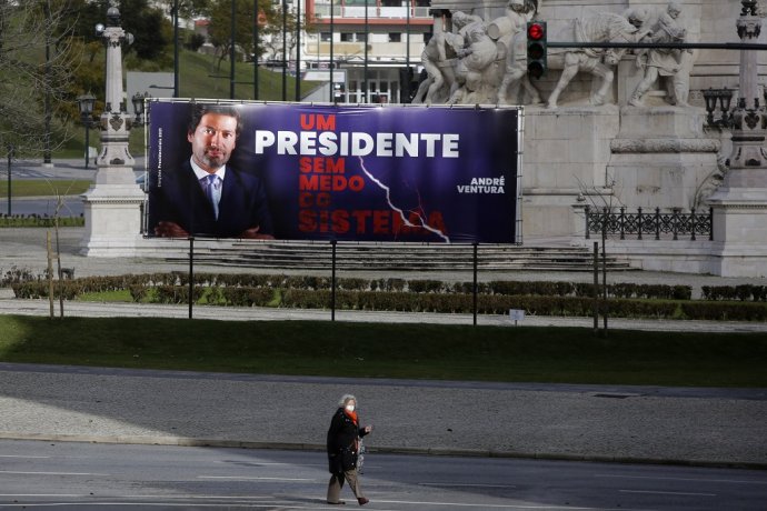 Predvolebný bilbord ultrapravicového kandidáta Andrého Venturu s nápisom Prezident bez strachu zo systému. Foto - TASR/AP