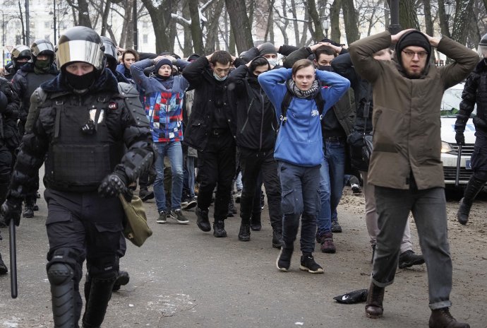 Zadržaní demonštranti v Petrohrade. Foto - TASR/AP