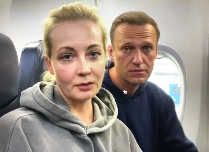 Alexej Navaľnyj s manželkou Juliou na palube lietadla. Foto - TASR/AP