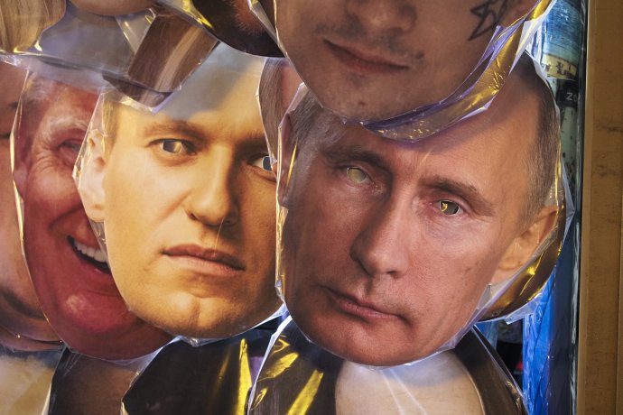 Masky s podobizňou ruského prezidenta Vladimira Putina a ruského opozičného lídra Alexeja Navaľného v obchode so suvenírmi v Petrohrade. Foto - TASR/AP
