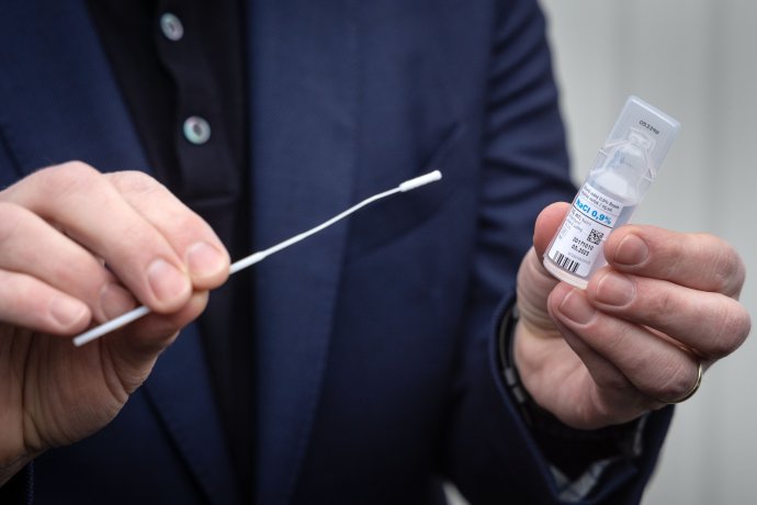Antigénový test verzus kloktacia fľaštička. Foto N - Tomáš Benedikovič