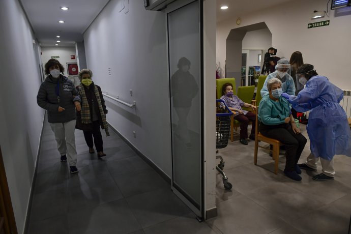 Na jar koronavírus silno zasiahol španielske domovy dôchodcov. Ich obyvatelia patria pri vakcinácii k prioritným skupinám. Foto - TASR/AP