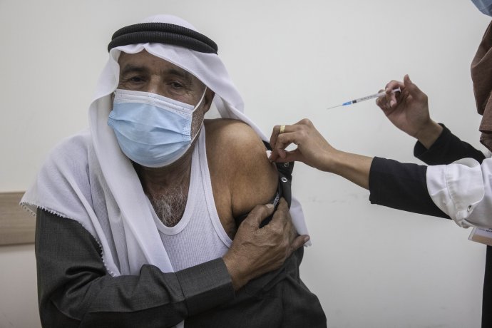 Beduín z juhu Izraela na očkovaní. Foto - TASR/AP