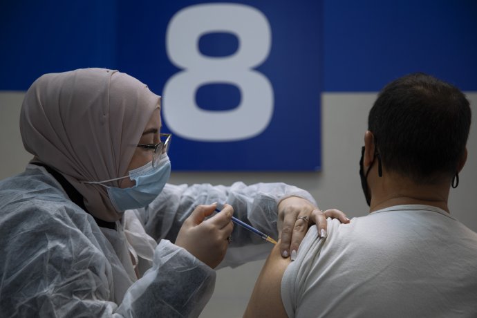 Izraelčan dostáva vakcínu Pfizer/BioNTech. Foto - TASR/AP