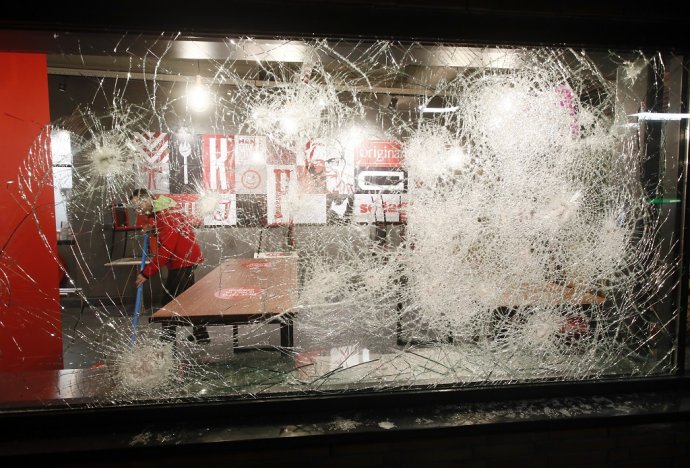 Výtržníci vo viacerých holandských mestách rozbíjali okná a výklady. Foto – TASR/AP