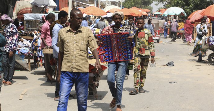 Na trhu v Mogadišo. Foto - TASR/AP