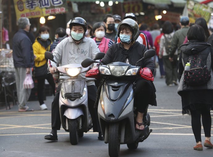 Rúška neboli na Taiwane neobvyklé ani pred pandémiou. Odvtedy ich však nosí viac ľudí. Foto – TASR/AP