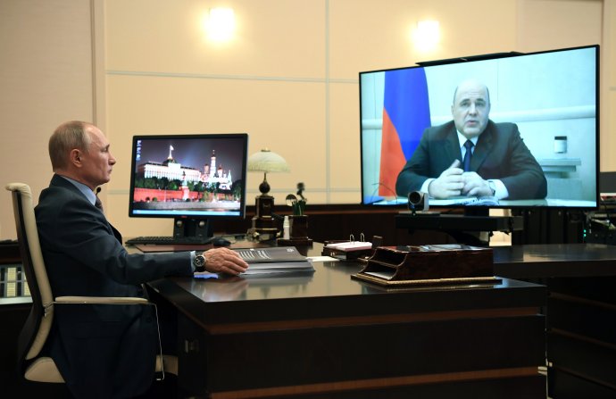 Videohovor medzi Vladimirom Putinom a ruským premiérom Michailom Mišustinom.