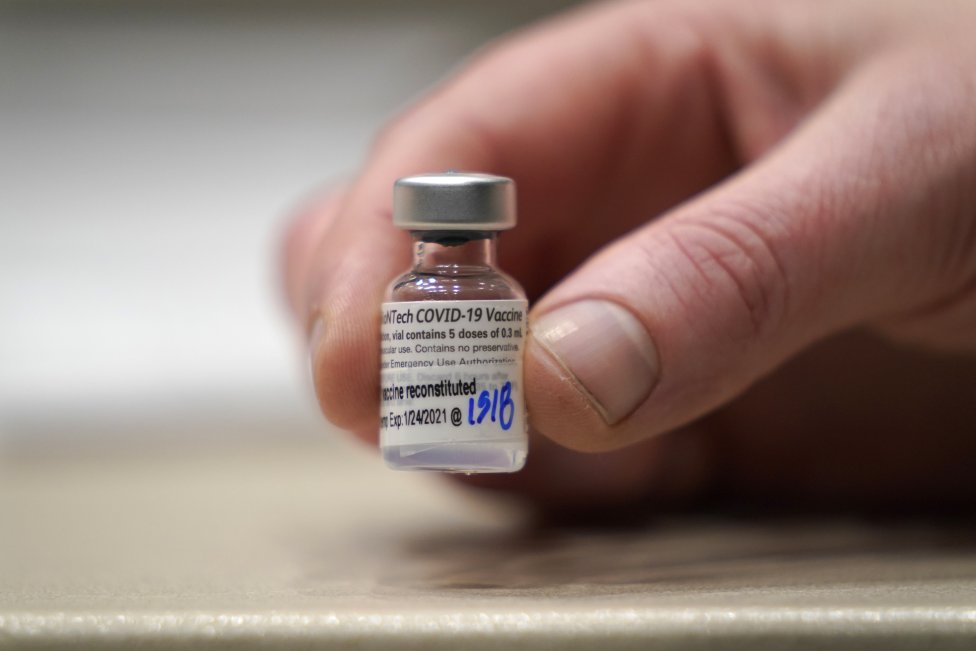Ampulka vakcíny proti ochoreniu covid-19 od spoločností Pfizer a BioNTech. Foto - TASR/AP