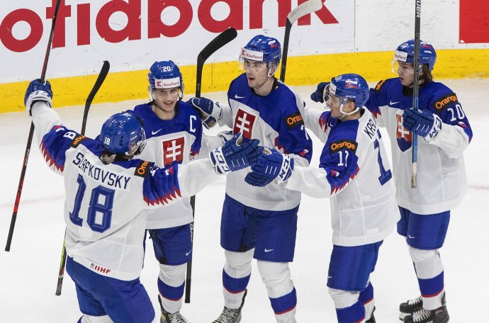 Slovenskí hokejisti po znížení na 2:3 proti Američanom. Foto – TASR/AP