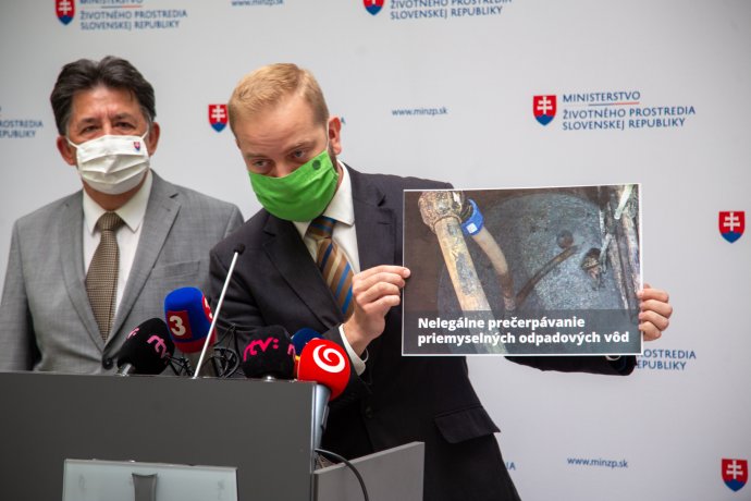 Generálny riaditeľ Slovenskej inšpekcie životného prostredia Ján Jenčo ukazuje potrubie, ktorým sa údajne prečerpávala znečistená voda. Foto - MŽP SR