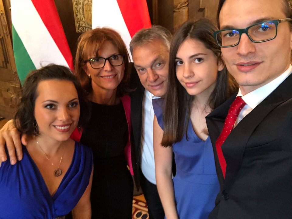 Orbánova rodina, vpravo Gáspár Orbán. Foto - Facebook/orbanviktor