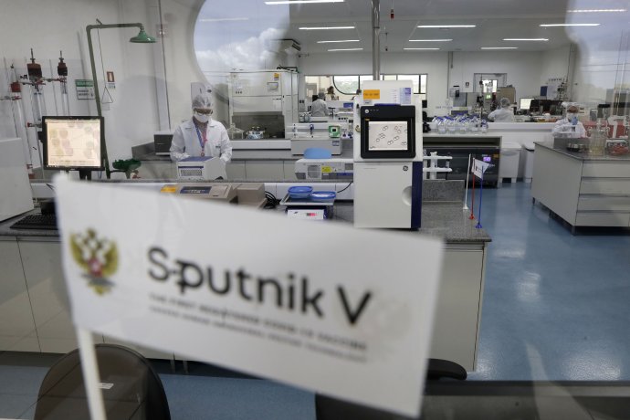 Vedci pracujú na pilotnej fáze výroby ruskej vakcíny Sputnik V proti ochoreniu covid-19 vo farmaceutickej spoločnosti Uniao Quimica v Brazílii. Foto - TASR/AP