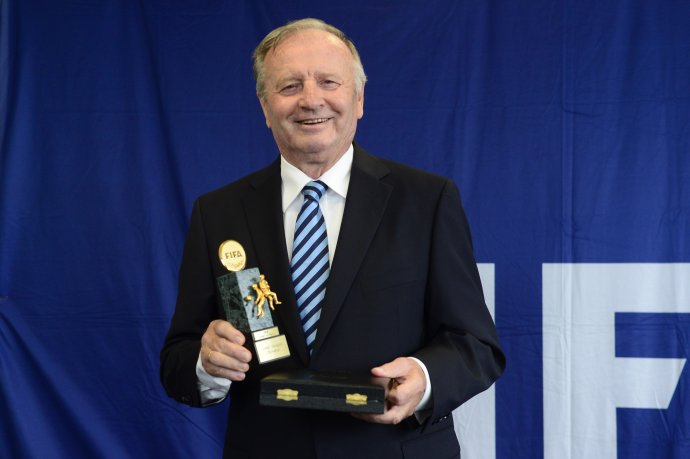 Jozef Vengloš s najvyším vyznamenaním FIFA Rad za zásluhy (Order Of Merit). Foto - TASR/Pavel Neubauer