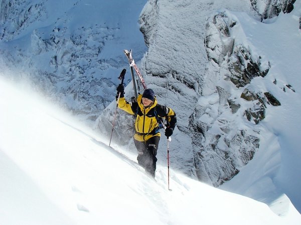 Sneh som mala nabitý do úst aj nosa, zlomenými rukami som si ho nemohla vybrať