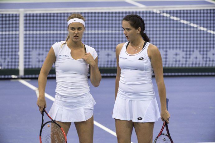 Dve najlepšie slovenské tenistky Anna Karolína Schmiedlová (vľavo) a Viktória Kužmová sú v rebríčku oveľa nižšie ako ich predchodkyne. FOTO TASR - Pavel Neubauer