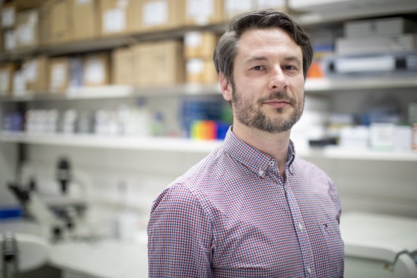 Ruská vakcína má veľmi šikovný dizajn, stále však vidím viacero otáznikov, vraví biochemik