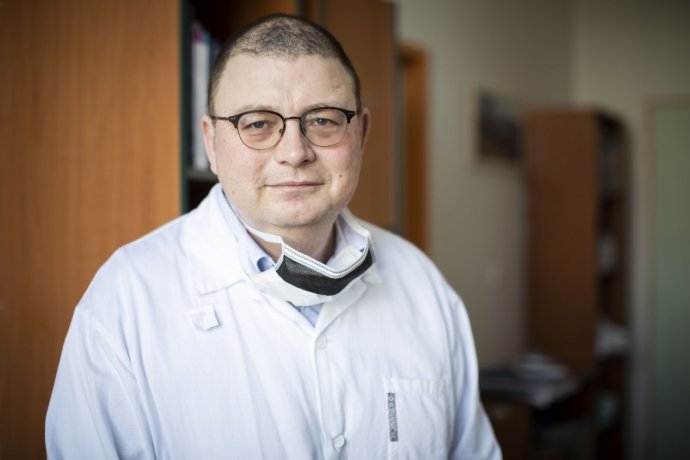 František Duška, prednosta ARO a JIS vinohradskej nemocnice v Prahe. Foto – Deník N/Gabriel Kuchta