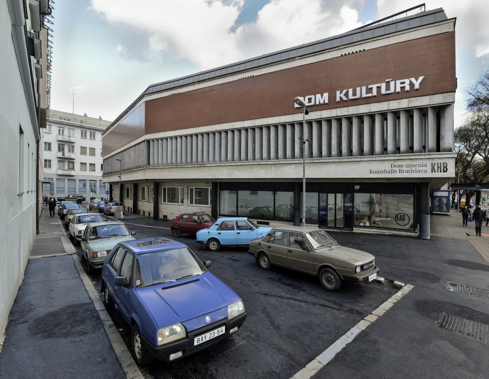 SK Parking 2001/2021 pred bratislavskou Kunsthalle. Foto - KHB/Martin Marenčin