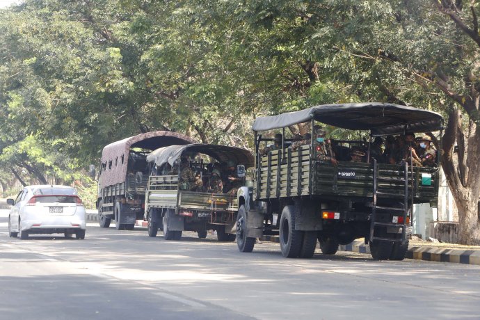 Vojenské autá na ceste v pondelok, kedy armáda znova prevzala moc. Foto - tasr/ap