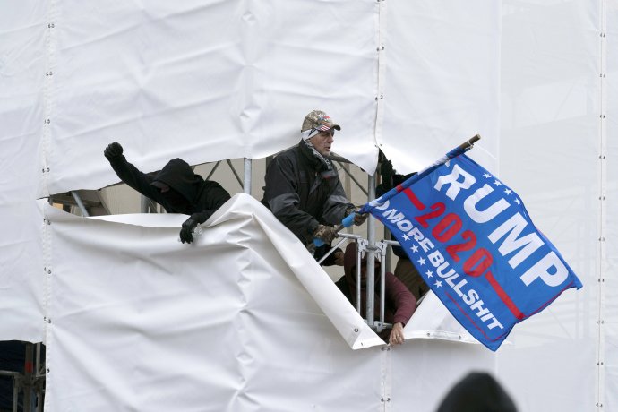 Na snímke stúpenci amerického prezidenta Donalda Trumpa v okolí budovy Kapitolu. Foto - TASR/AP
