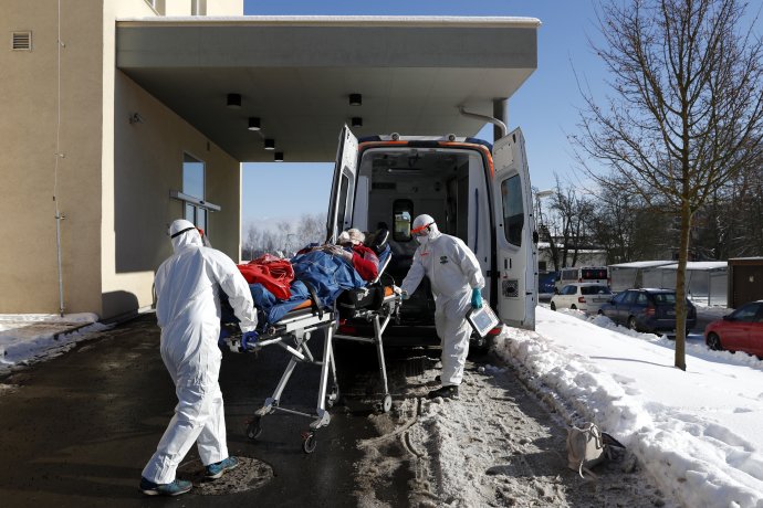 Záchranári prevážajú z chebskej nemocnice pacienta s koronavírusom. Foto - TASR/AP