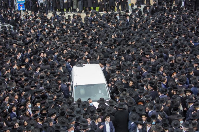 Tisícky ultraortodoxných židov sa zhromažďujú počas pohrebu prominentného izraelského rabína Meshulama Soloveitchika v Jeruzaleme 31. januára 2021. Foto – TASR/AP
