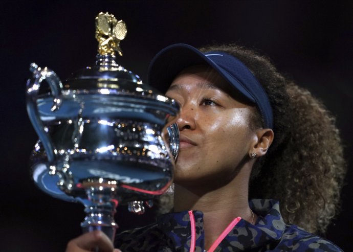 Osaková s trofejou z Australian Open. Foto - TASR/AP
