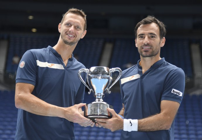 Filip Polášek (vľavo) s Ivanom Dodigom vyhrali Australian Open. Foto - TASR/AP