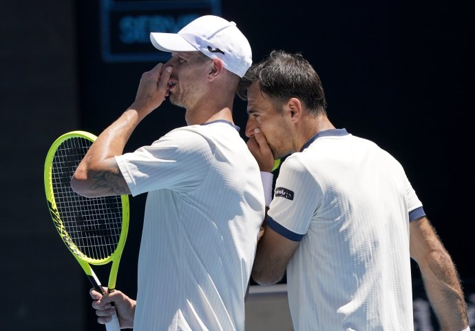 Filip Polášek (vľavo) s Ivanom Dodigom postúpili do finále Australian Open. Foto - TASR/AP