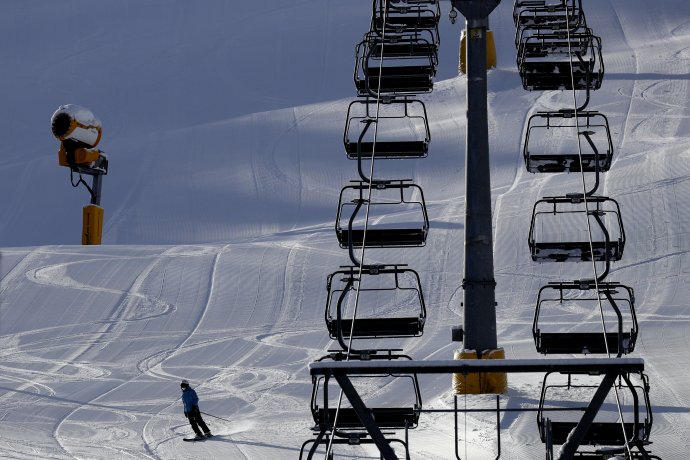 V Tirolsku je lyžovanie povolené, no iba pre domácich. Foto - TASR/AP
