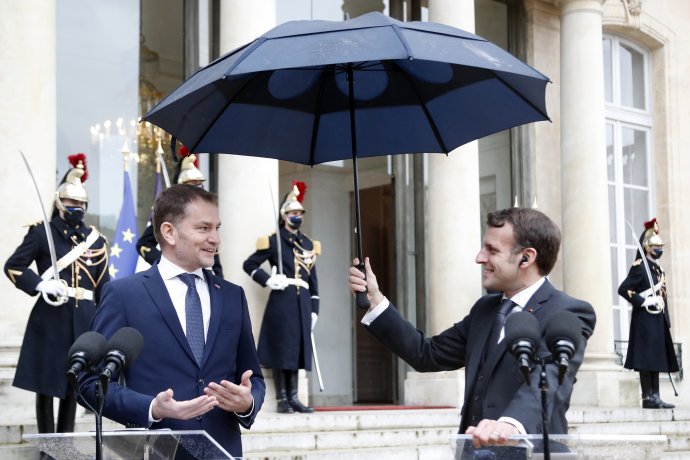 Francúzsky prezident Emmanuel Macron a premiér Igor Matovič pred Elyzejským palácom v Paríži. Foto - TASR/AP