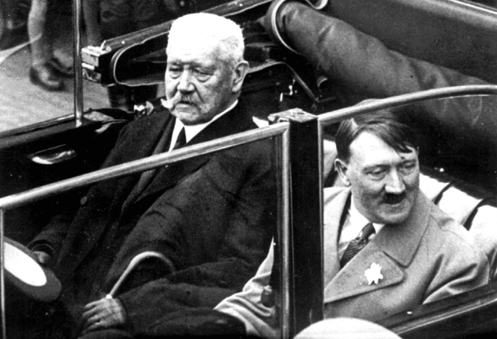Na archívnej snímke z 1. mája 1933 nemecký prezident Paul von Hindenburg a Adolf Hitler sedia v aute počas osláv Dňa práce v Berlíne. Foto - TASR/AP