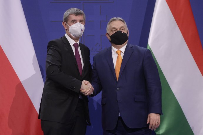 Maďarský premiér Viktor Orbán dáva rady českému kolegovi Andrejovi Babišovi. Foto - TASR/AP