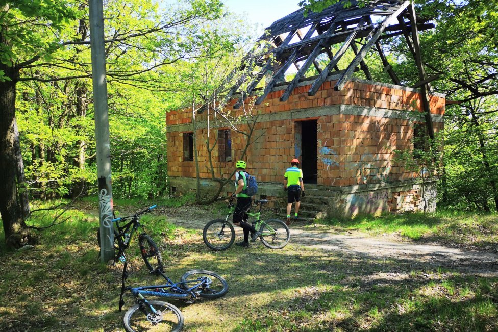 Ruiny turistickej chaty na vrchole zjazdovky sú bez prístupovej cesty, investor tu chce reštauráciu. Foto – Ľubomír Mäkký