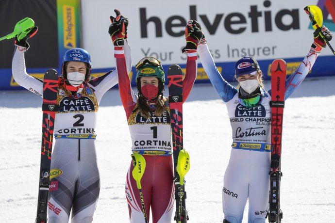 Strieborná Petra Vlhová (vľavo) v cieli slalomu na MS v Cortine d'Ampezzo s víťaznou Rakúšankou Katharinou Liensbergerovou (uprostred) a Američankou Mikaelou Shiffrinovou (vpravo). Foto - TASR/AP