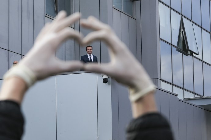 Na snímke stúpenec gestikuluje na kosovského premiéra Albina Kurtiho. Foto - TASR/AP