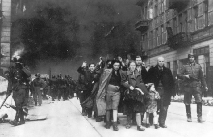 Na snímke z roku 1943 vedú skupinu Židov na deportácie z geta vo Varšave. Foto - TASR/AP