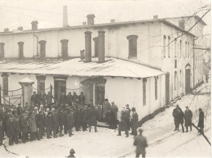 Na fotografií vpravo je Pálka ten s klobúkom, ktorý stojí pred zamestnancami. Zdroj: Slovenská národná knižnica – Literárny archív v Martine