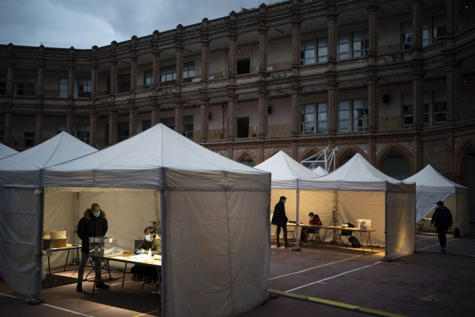 Volebné miestnosti pred školou v Barcelone postavili tak, aby sa jednoduchšie dodržiavali bezpečnostné protipandemické opatrenia. Foto: TASR/AP