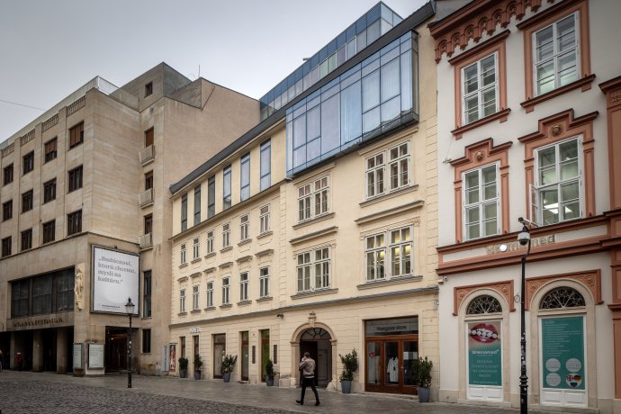 V budove na Laurinskej ulici v centre Bratislavy si prenajíma stredisko pre ľudské práva kancelárie od pochybného podnikateľa, blízkeho priateľa Mariana Kočnera. Foto N - Tomáš Benedikovič