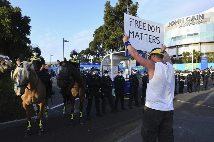 Austrálčan drží transparent „Na slobode záleží“ a protestuje proti karanténnym opatreniam v krajine. Ilustračné foto – TASR/AP